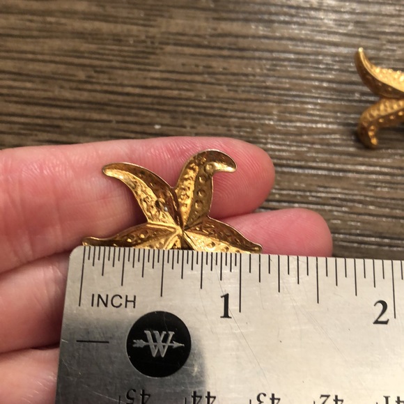 Avon 1987 Starfish Goldtone Metal Earrings - Picture 10 of 13